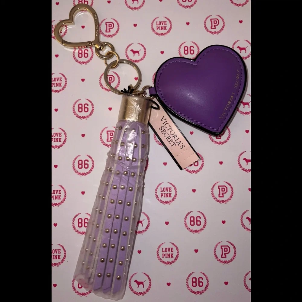 💜NWT Victoria’s Secret studded tassel keychain💜